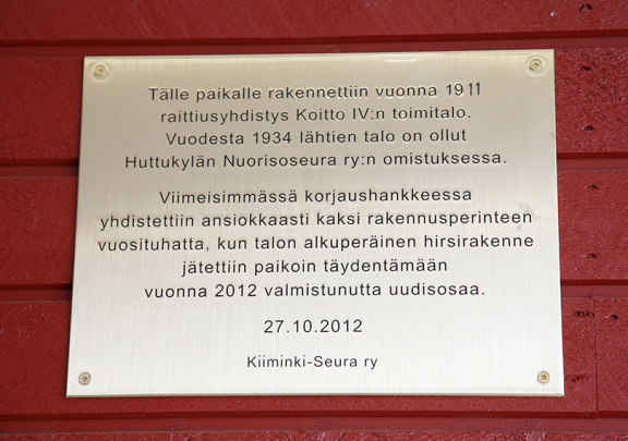 Kiiminki-Seura ry:n kyltti seurantalon ulkoseinässä.